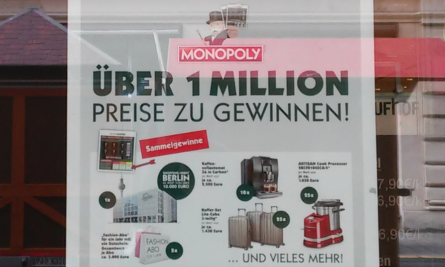 Kaufhaus-Werbeplakat mit der Aufschrift "Monopoly. Über 1 Million Preise zu gewinnen!"