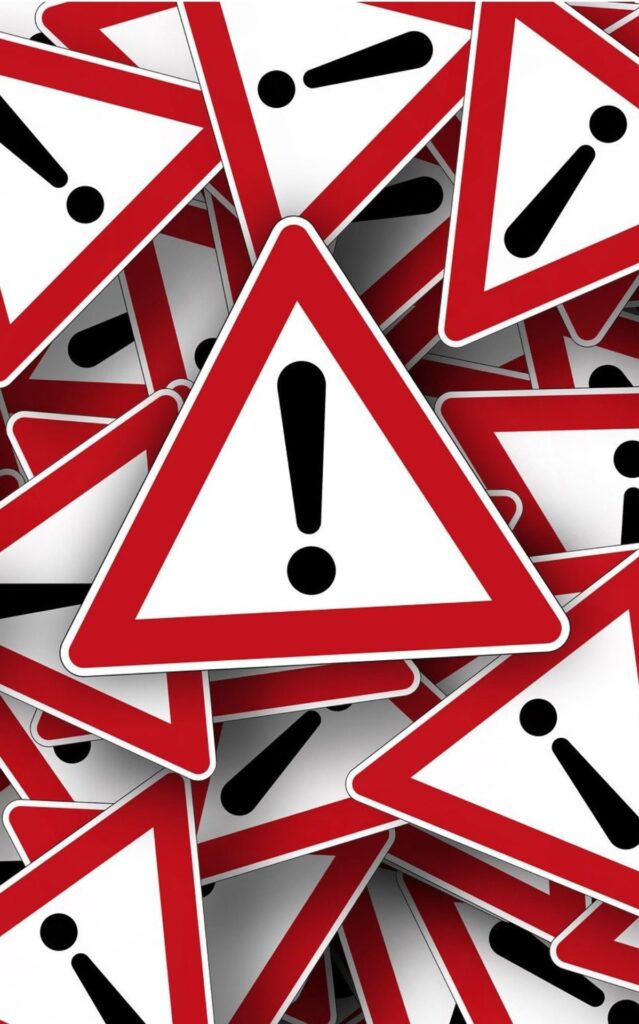 Ausrufezeichen verwenden: Abbildung vieler übereinander liegender Verkehrsschilder "Gefahrenstelle": rotes Dreieck, weißer Hintergrund, schwarzes Ausrufezeichen