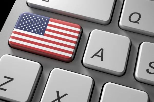 Anglizismen richtig schreiben: Ausschnitt einer QWERTZ-Tastatur, die Feststelltaste ist mit einer amerikanischen Flagge verfremdet.